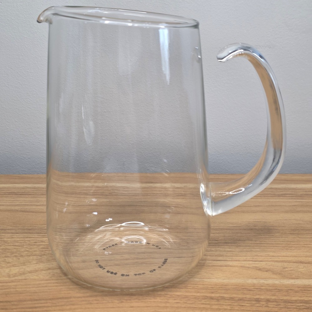 Pyrex 1 Quart Glass Open Reversed Attached Handle Serving Pitcher Carafe EUC